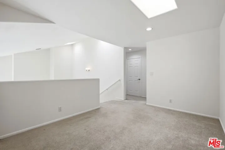 19250 Oxnard Street, Tarzana, California 91356