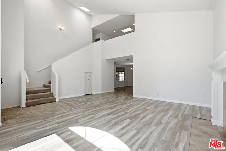 19250 Oxnard Street, Tarzana, California 91356