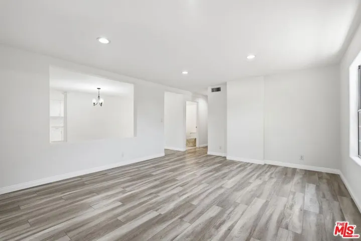 19250 Oxnard Street, Tarzana, California 91356