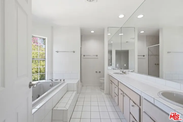 19250 Oxnard Street, Tarzana, California 91356