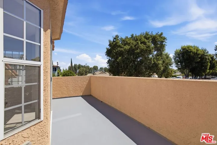 19250 Oxnard Street, Tarzana, California 91356