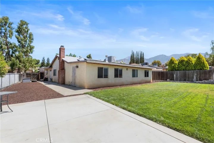 Large side yard