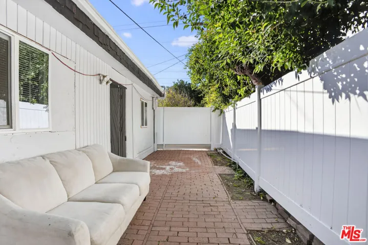 18813 Cantlay Street, Reseda, California 91335