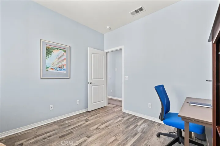 Upstairs Bedroom (3/4)