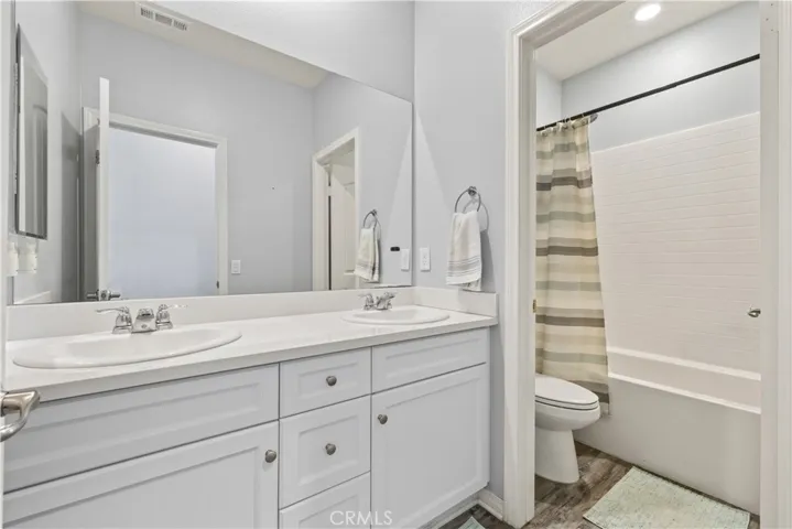 Upstairs Bathroom (3/3)