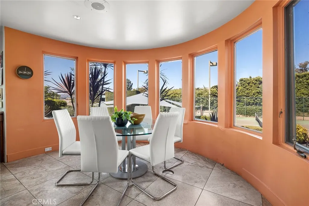 Kitchen Eating Area
