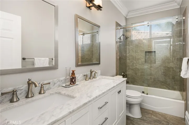 Hall bath with upgraded vanity & tub/shower