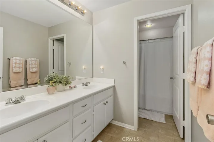 Secondary bathroom with separate toilet and bath/shower combo