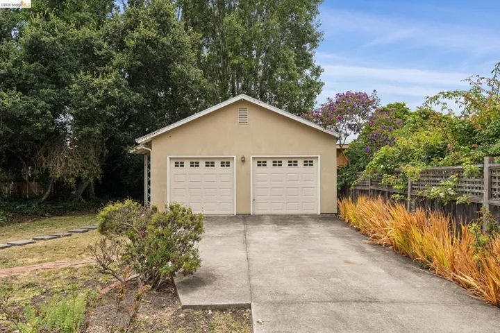 Detached garage with two individual doors and a concrete driveway