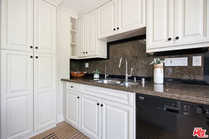 325 N Oakhurst Drive 405, Beverly Hills, California 90210