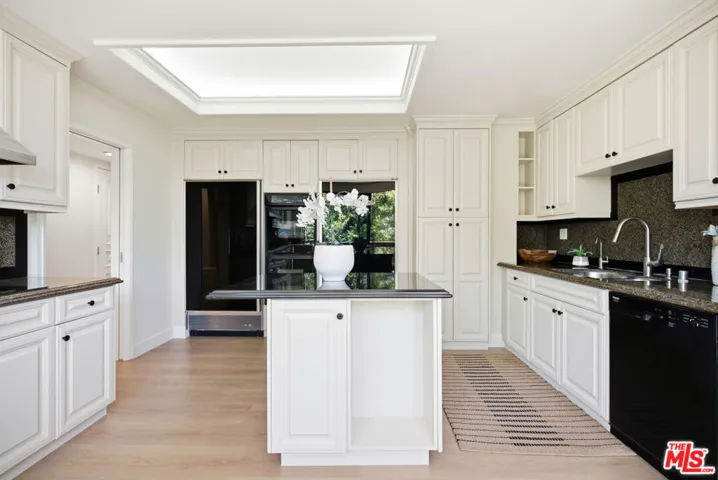 325 N Oakhurst Drive 405, Beverly Hills, California 90210