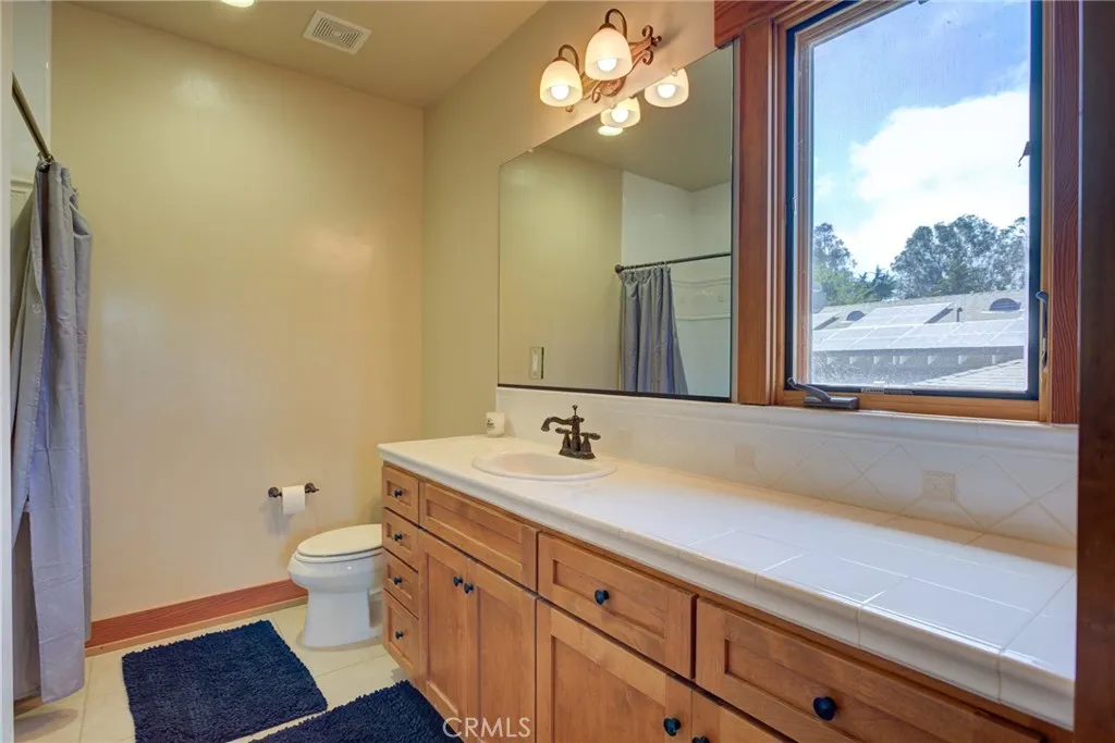 Bedroom two en suite bathroom
