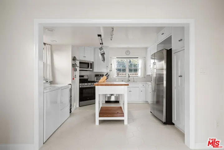 819 S Crestmoore Place, Venice, California 90291