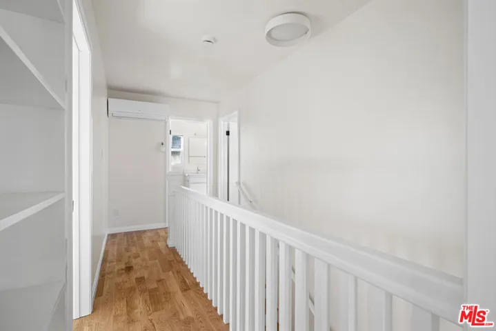 819 S Crestmoore Place, Venice, California 90291