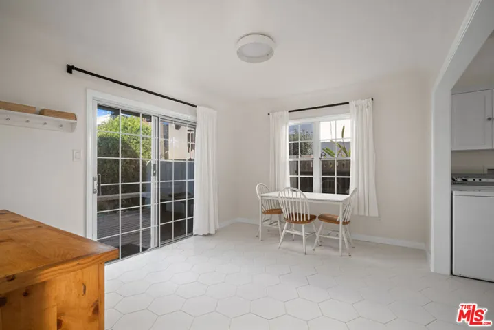 819 S Crestmoore Place, Venice, California 90291