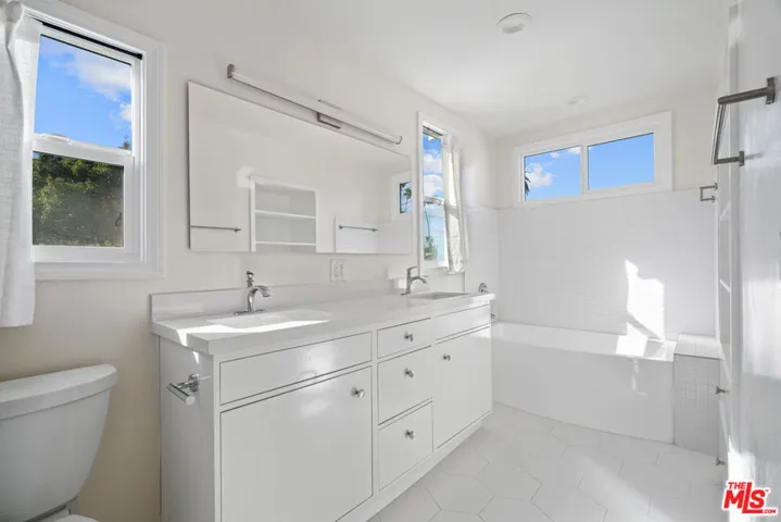 819 S Crestmoore Place, Venice, California 90291