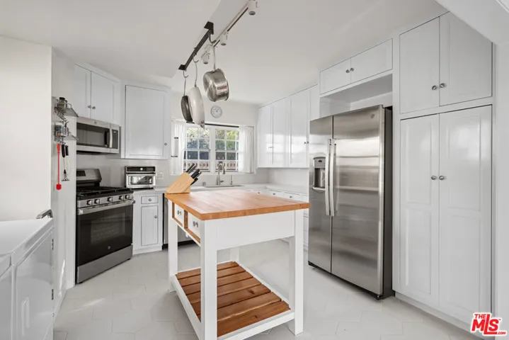819 S Crestmoore Place, Venice, California 90291