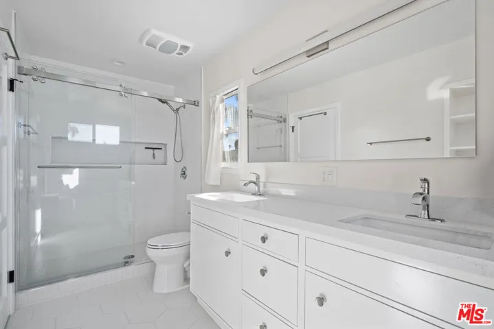819 S Crestmoore Place, Venice, California 90291