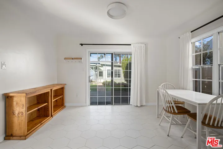 819 S Crestmoore Place, Venice, California 90291