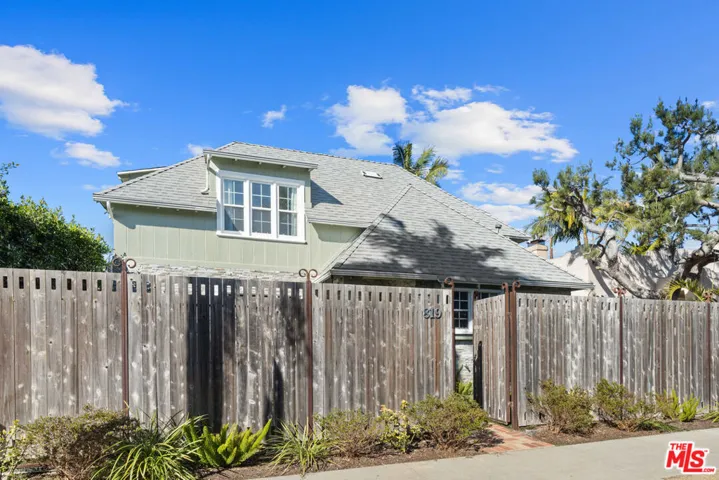 819 S Crestmoore Place, Venice, California 90291