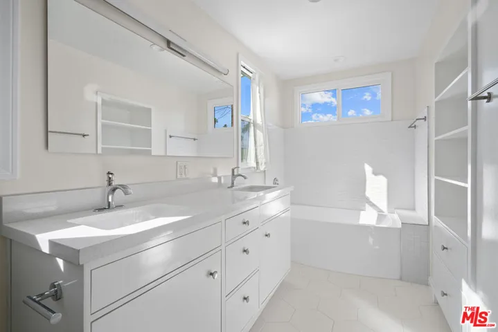 819 S Crestmoore Place, Venice, California 90291