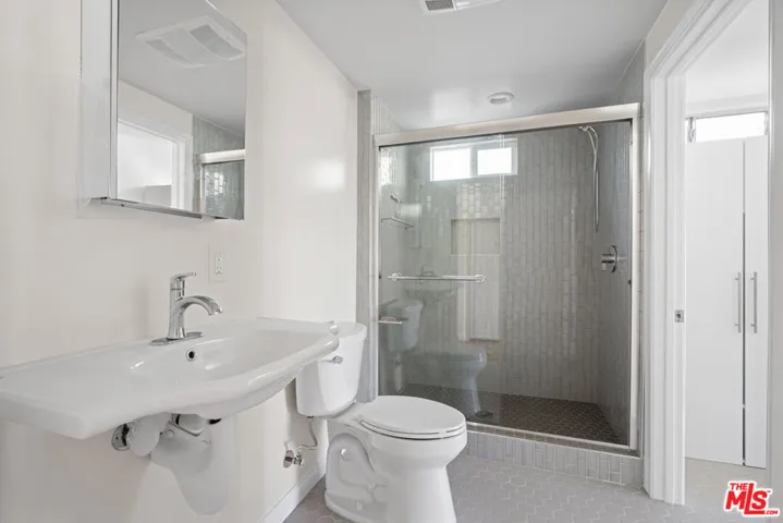 819 S Crestmoore Place, Venice, California 90291