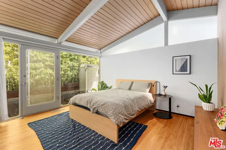 1513 Forest Knoll Drive, Los Angeles, California 90069