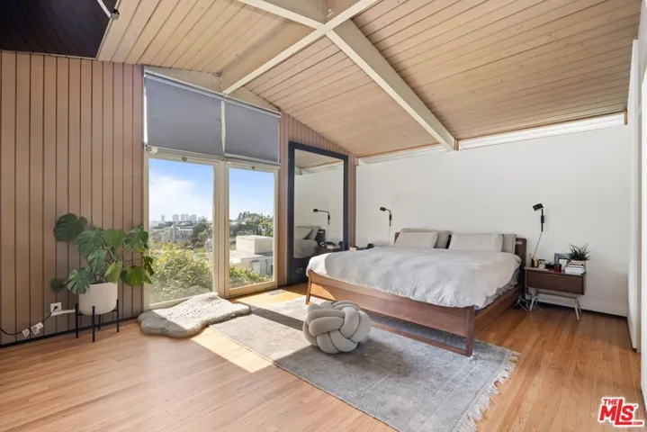 1513 Forest Knoll Drive, Los Angeles, California 90069