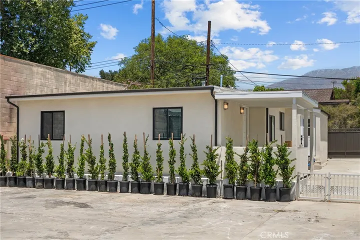 2057 E Villa, Pasadena, California 91107
