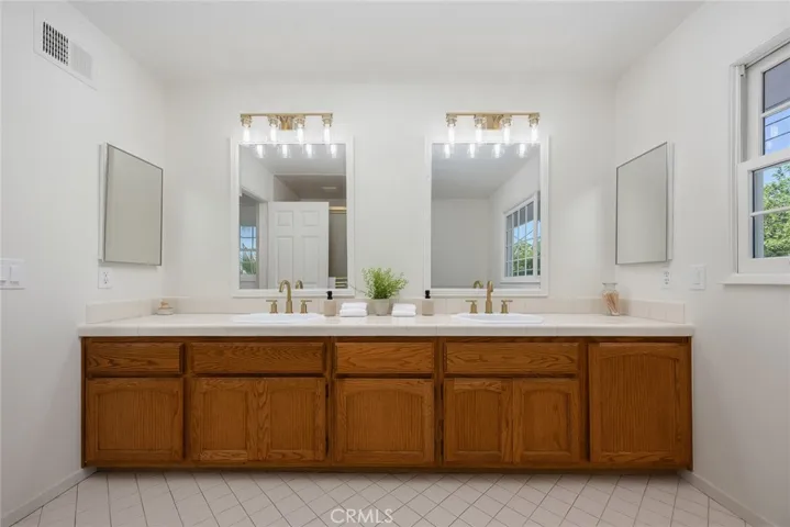 1060 W Leadora Avenue, Glendora, California 91741