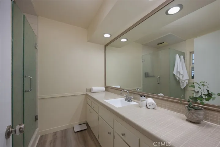 Downstairs Suite Bathroom