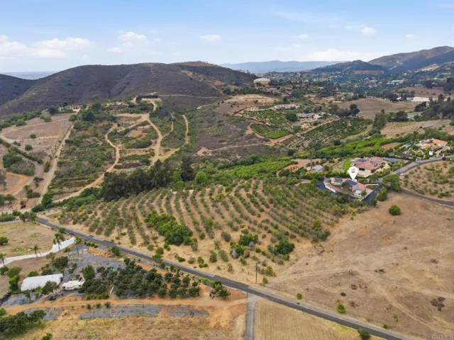 1765 Robinhood Road, Vista, California 92084