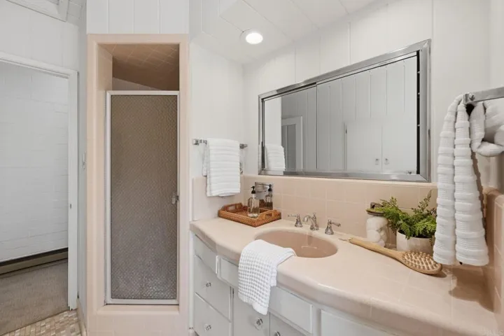 1765 Robinhood Road, Vista, California 92084