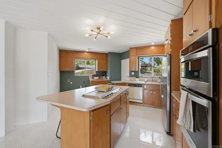 1765 Robinhood Road, Vista, California 92084