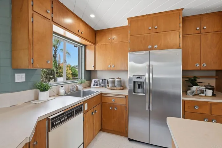 1765 Robinhood Road, Vista, California 92084