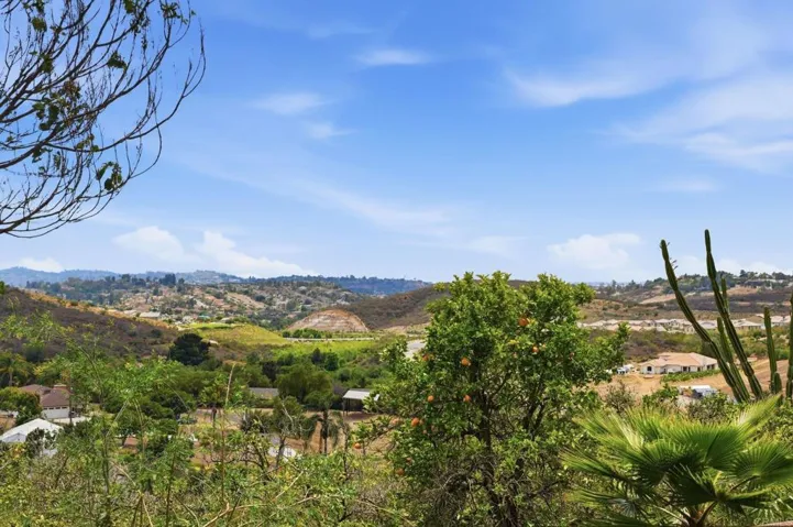 1765 Robinhood Road, Vista, California 92084