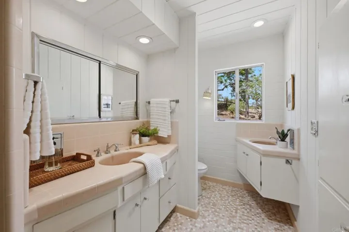 1765 Robinhood Road, Vista, California 92084