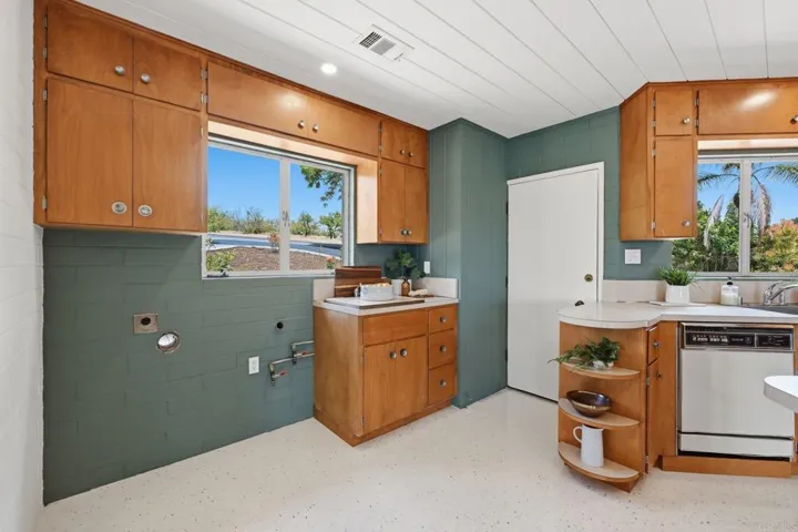 1765 Robinhood Road, Vista, California 92084