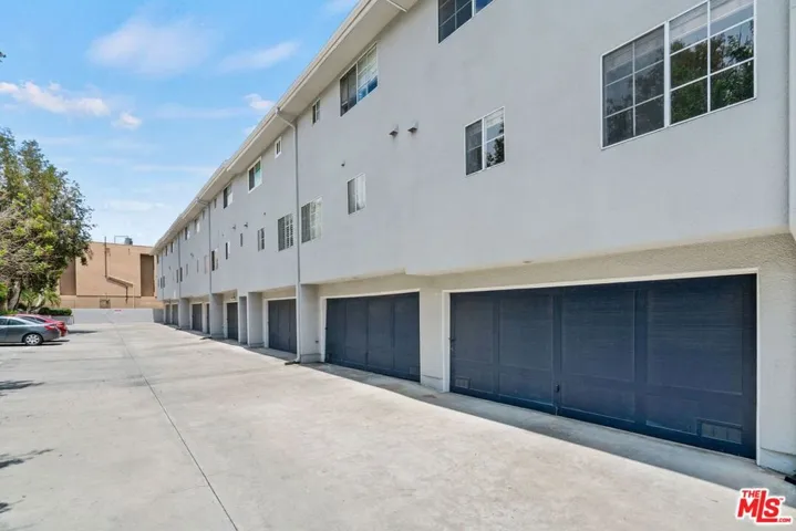 8741 Darby Avenue 2, Northridge, California 91325