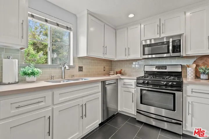 8741 Darby Avenue 2, Northridge, California 91325