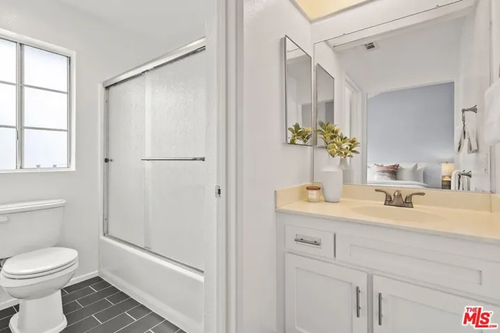 8741 Darby Avenue 2, Northridge, California 91325