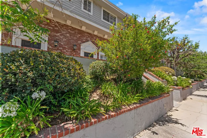 8741 Darby Avenue 2, Northridge, California 91325