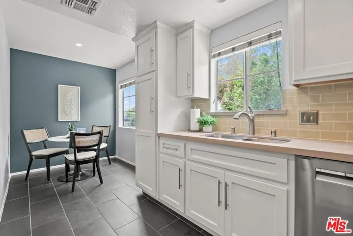 8741 Darby Avenue 2, Northridge, California 91325