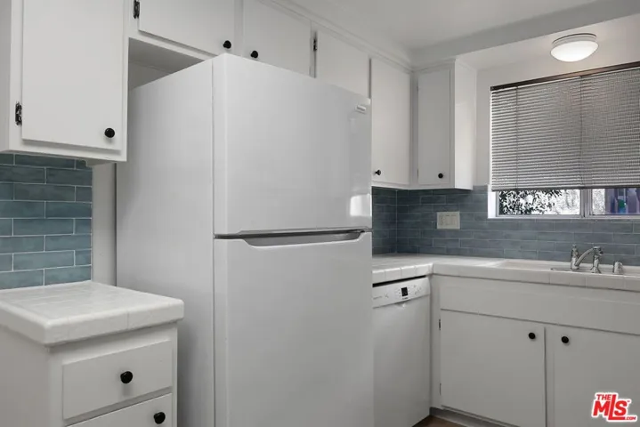 12951 Riverside Drive 4, Sherman Oaks, California 91423
