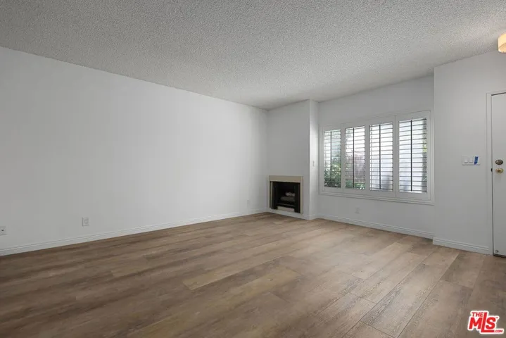12951 Riverside Drive 4, Sherman Oaks, California 91423