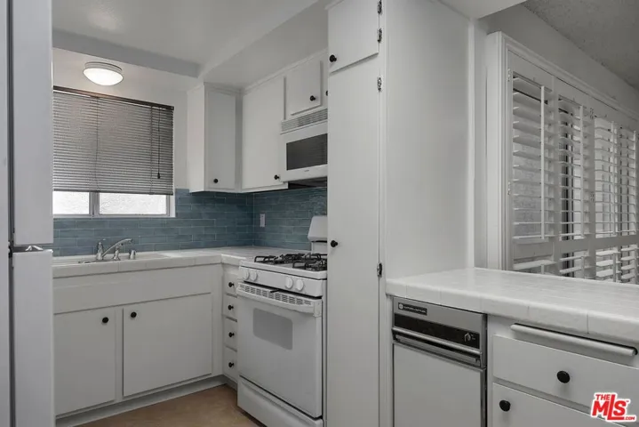 12951 Riverside Drive 4, Sherman Oaks, California 91423