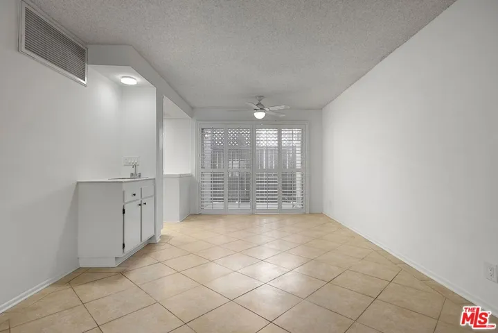 12951 Riverside Drive 4, Sherman Oaks, California 91423