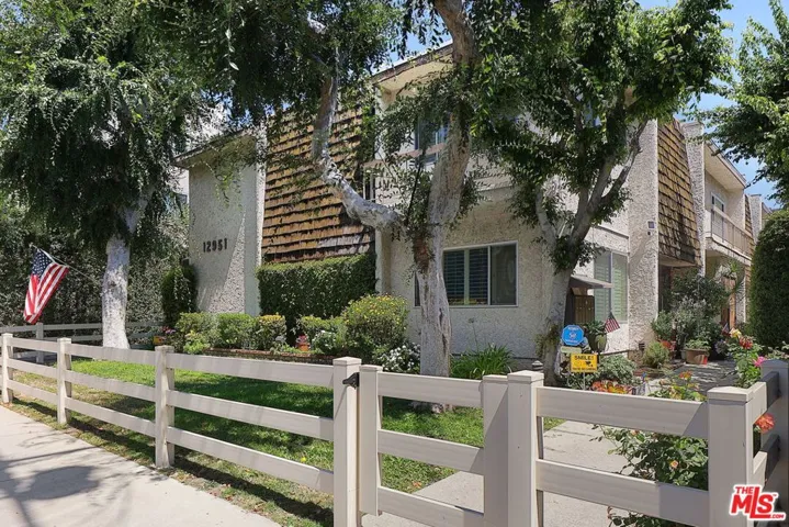12951 Riverside Drive 4, Sherman Oaks, California 91423