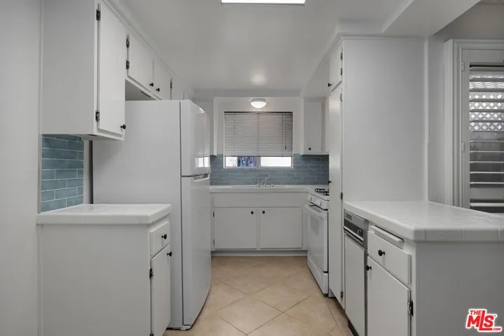 12951 Riverside Drive 4, Sherman Oaks, California 91423