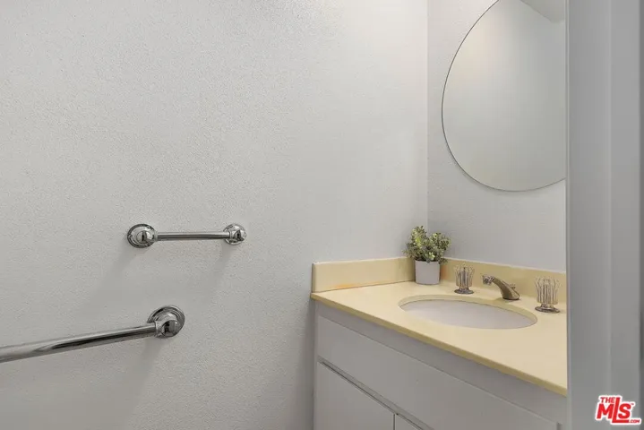 12951 Riverside Drive 4, Sherman Oaks, California 91423